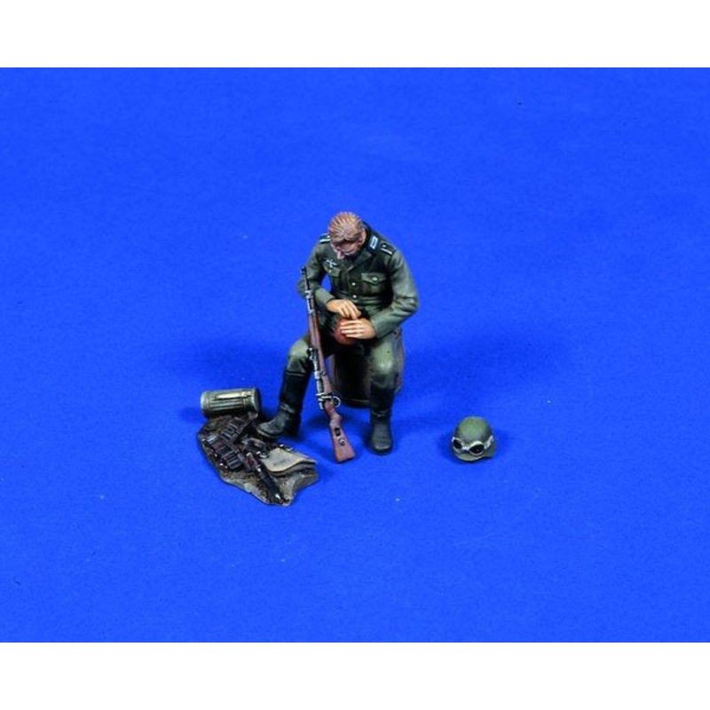 VP 1:35 German Soldier Resting Resin Set
