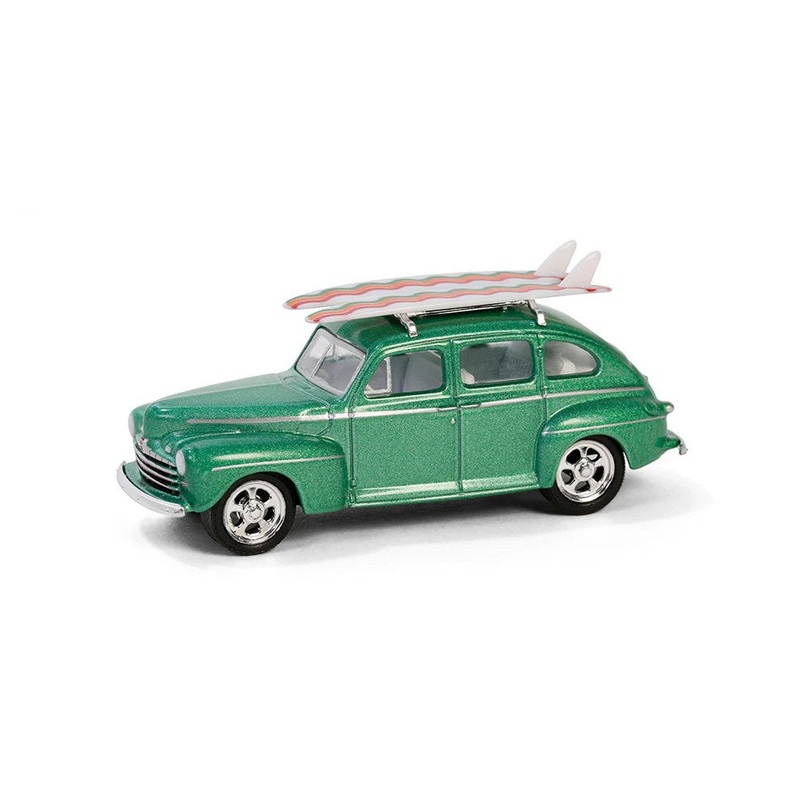 GL 1:64 1946 Ford Fordor Super Deluxe with Surfboards